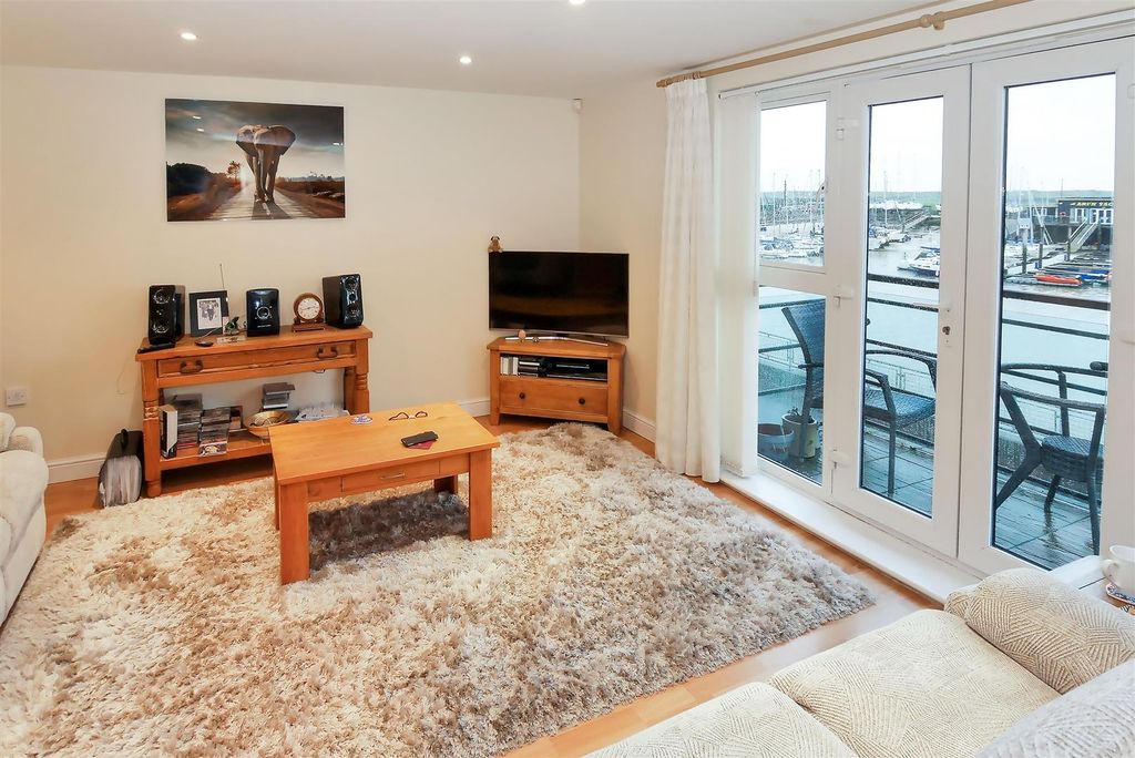 2 bed flat for salePier Road, Littlehampton BN17 photo 4