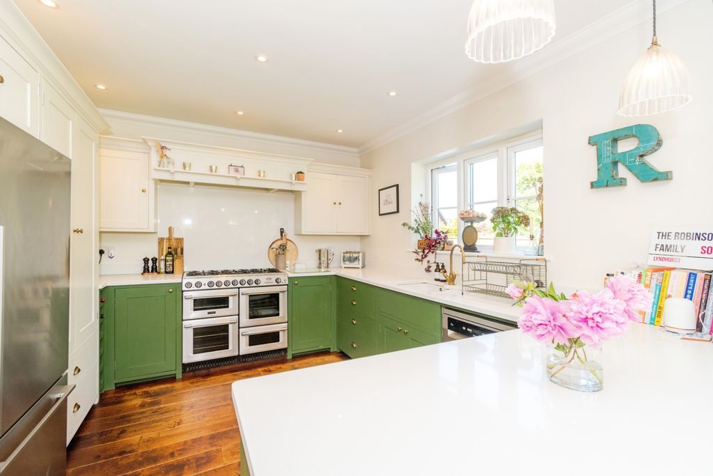 5 bed semi-detached house for salePrinces Crescent, Lyndhurst SO43 photo 5