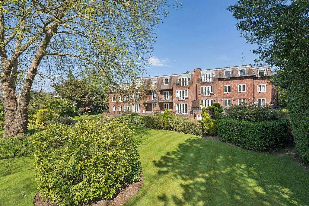 3 bed flat for saleEastbury Avenue, Northwood HA6