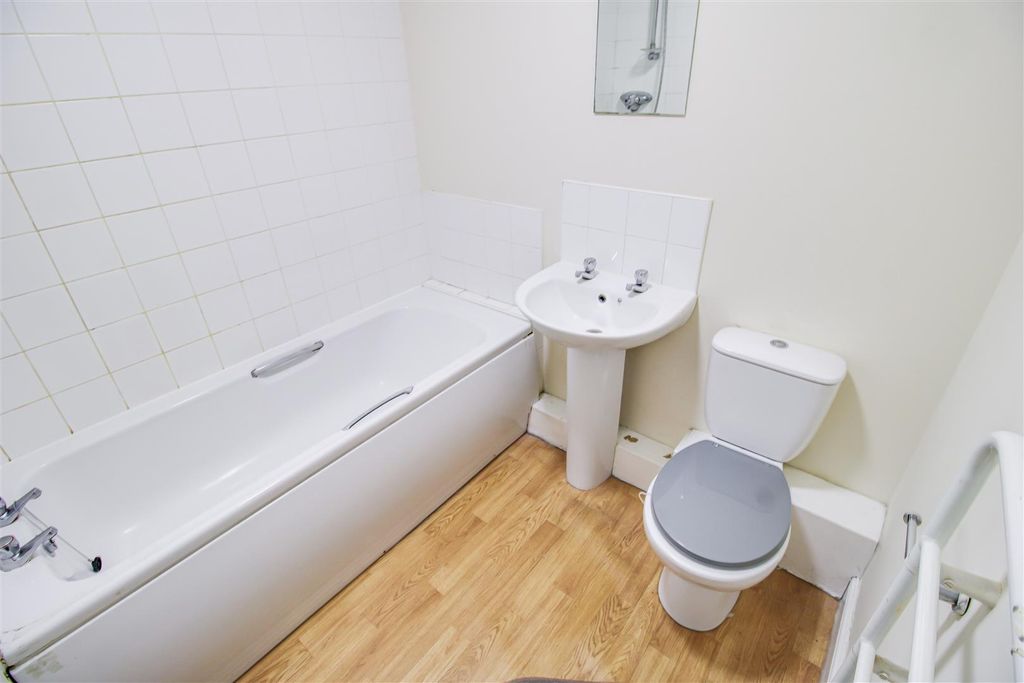 1 bed flat for saleDale Street, Ossett WF5 photo 5