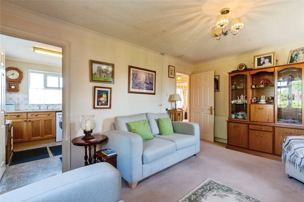 2 bed flat for saleMeadow Close, Colchester CO7 photo 3