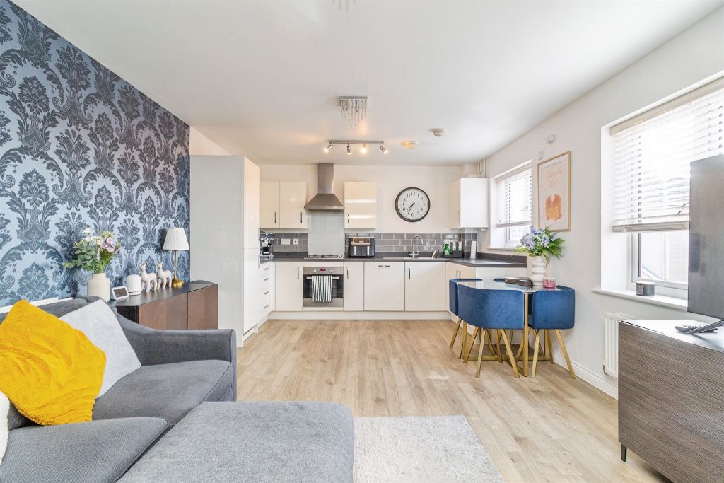 2 bed flat for saleCopia Crescent, Leighton Buzzard LU7 photo 2