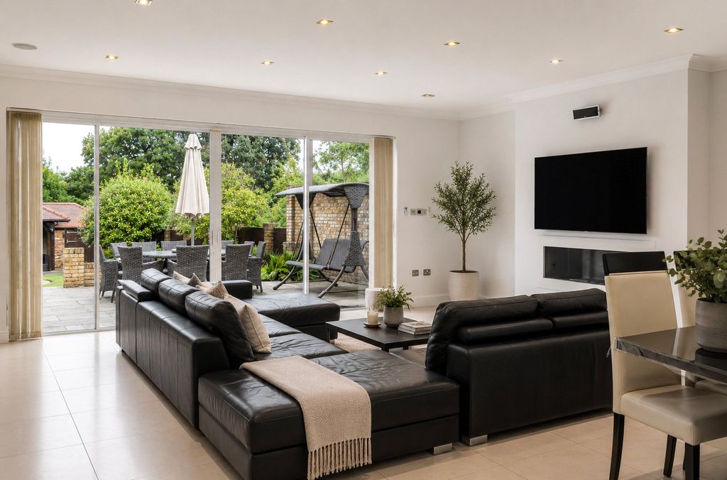 Additional image 5 of 7 bed detached house for saleManor Road, Potters Bar, Hertfordshire EN6