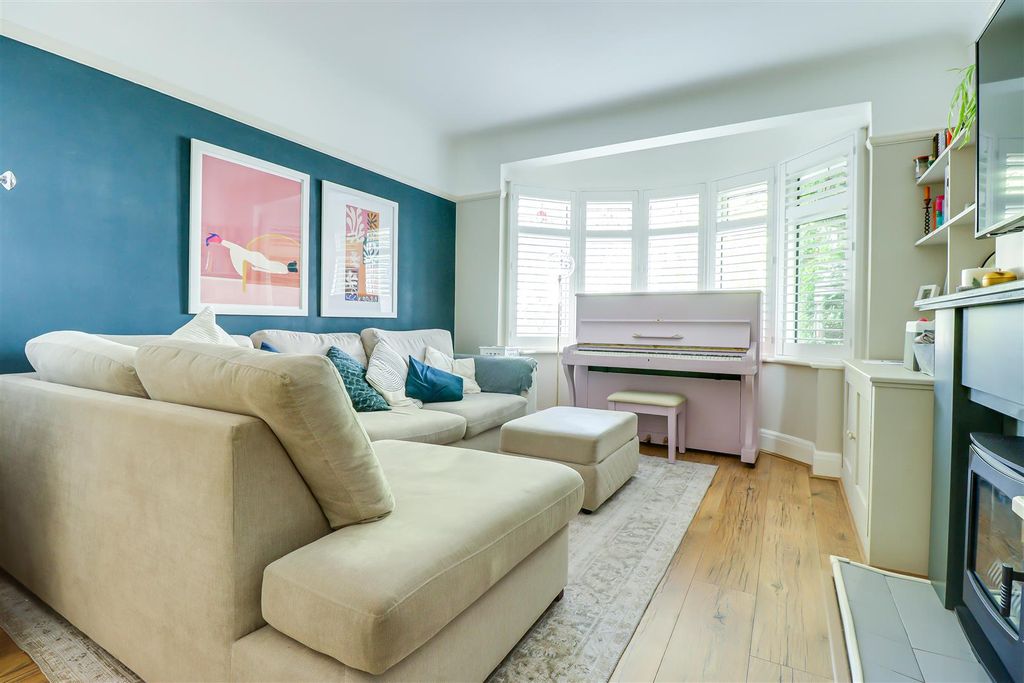 Additional image 4 of 3 bed semi-detached house for saleCheltenham Drive, Leigh-On-Sea SS9