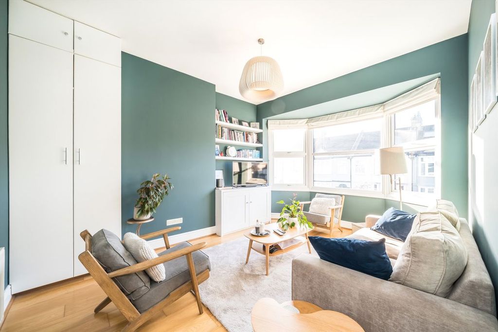 3 bed flat for salePark Avenue, Tooting CR4