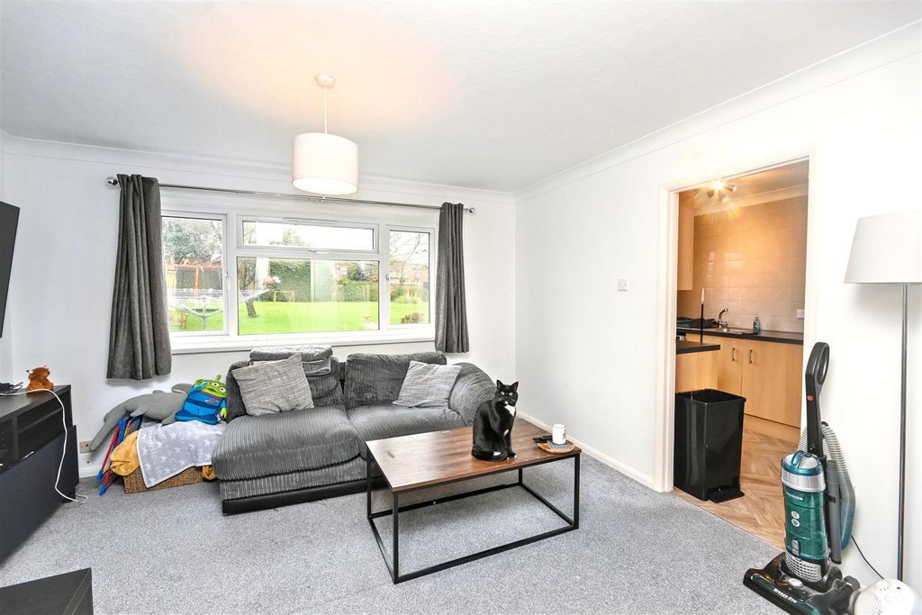 1 bed flat for saleWindsor Way, Polegate BN26 photo 2