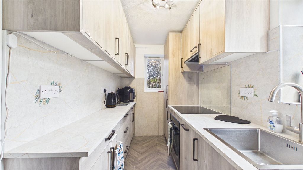 1 bed flat for saleLightwater, Surrey GU18 photo 5