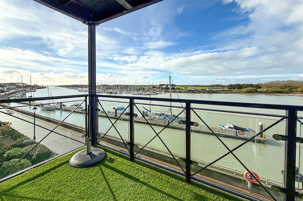 2 bed flat for salePier Road, Littlehampton, West Sussex BN17 photo 2