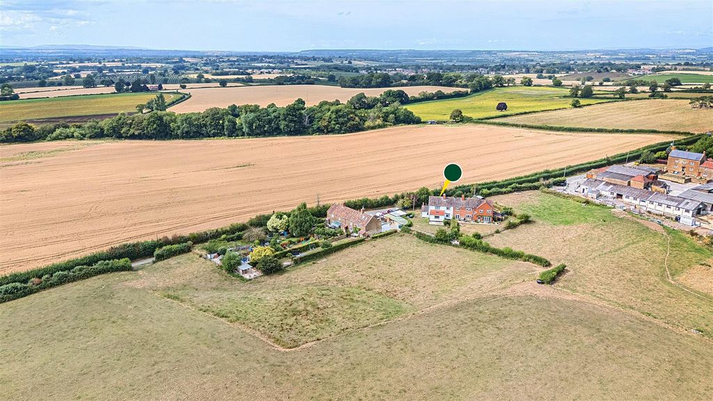 3 bed semi-detached house for saleMontacute TA15