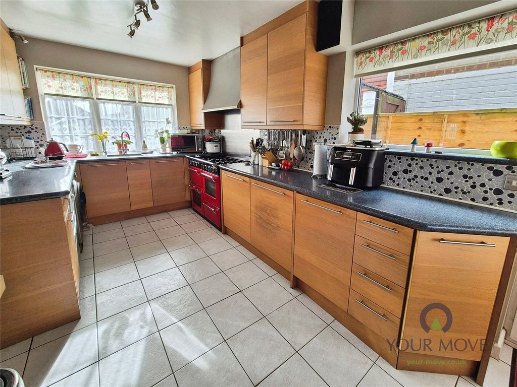 4 bed detached house for saleDittons Road, Polegate, East Sussex BN26 photo 4