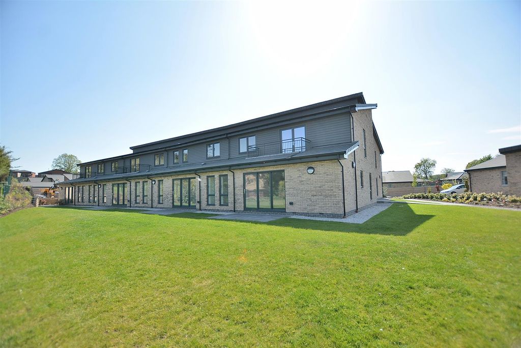 2 bed flat for saleSandringham Manor, Apartment 4, The Grange, Mansfield NG18