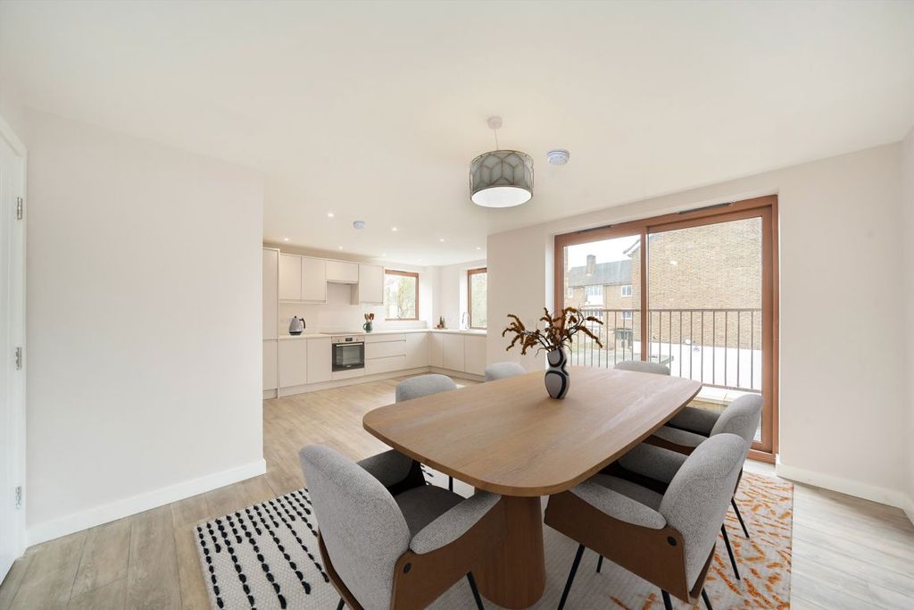 3 bed flat for saleRussell Road, Mitcham CR4