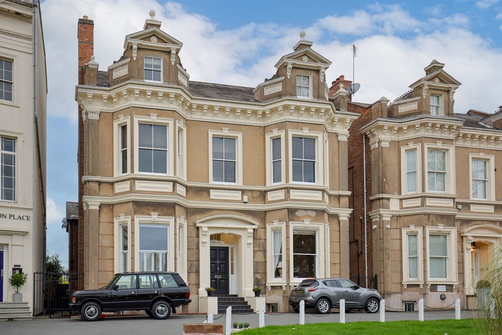2 bed flat for saleClarendon Place, Leamington Spa CV32