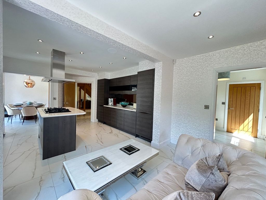 6 bed detached house for saleParklands, Middlewich CW10 photo 4