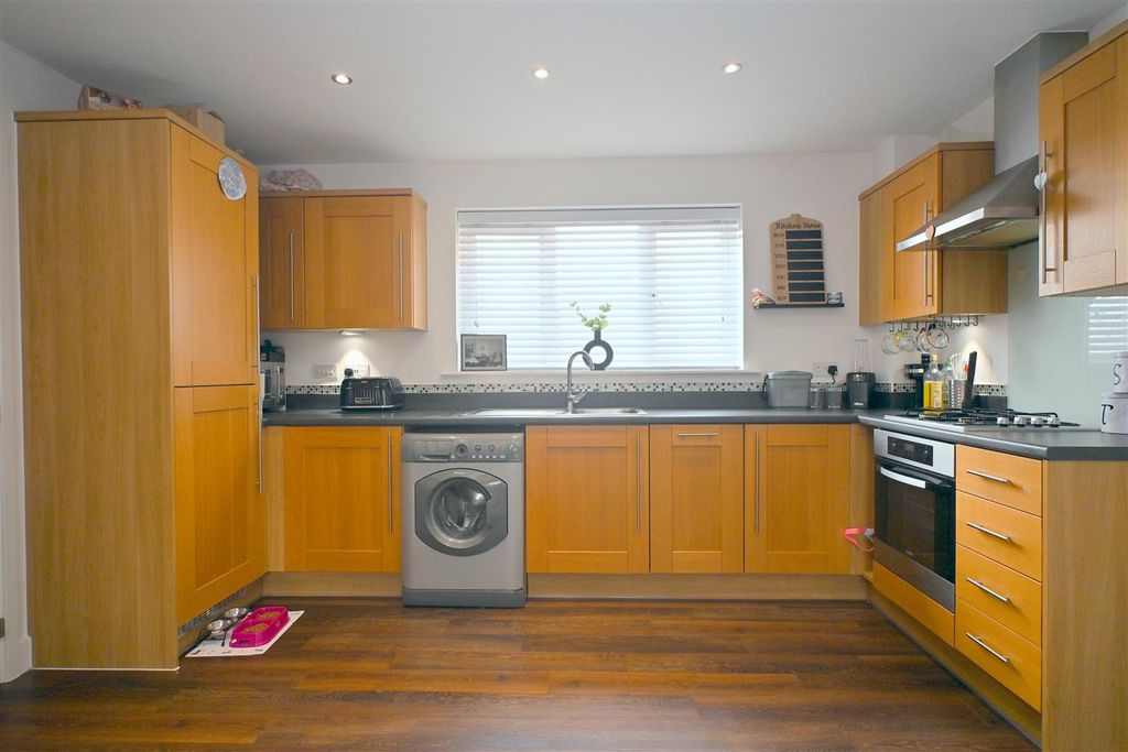 2 bed flat for saleKensington Way, Polegate BN26 photo 5
