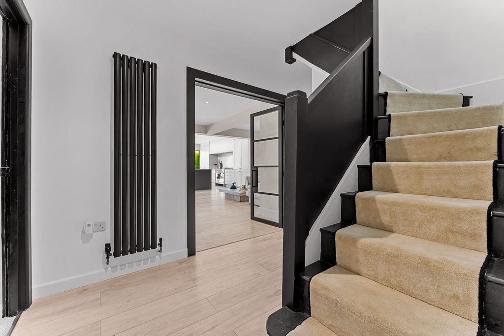 Additional image 15 of 4 bed property for saleChiltern Avenue, Macclesfield SK11
