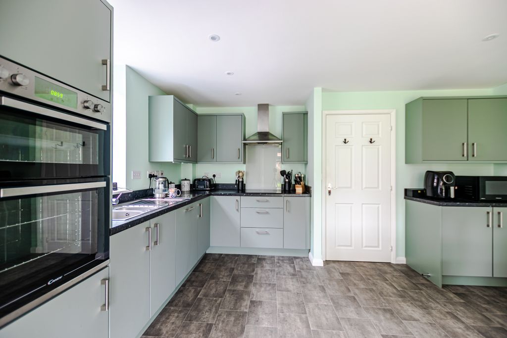 Additional image 4 of 4 bed semi-detached house for saleBorrough View, Leeds LS8