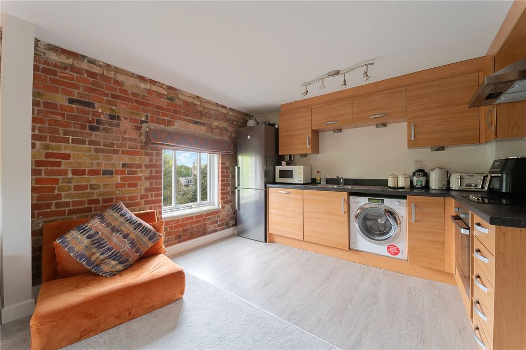 2 bed flat for saleSchool Lane, Mistley, Manningtree, Essex CO11 photo 3