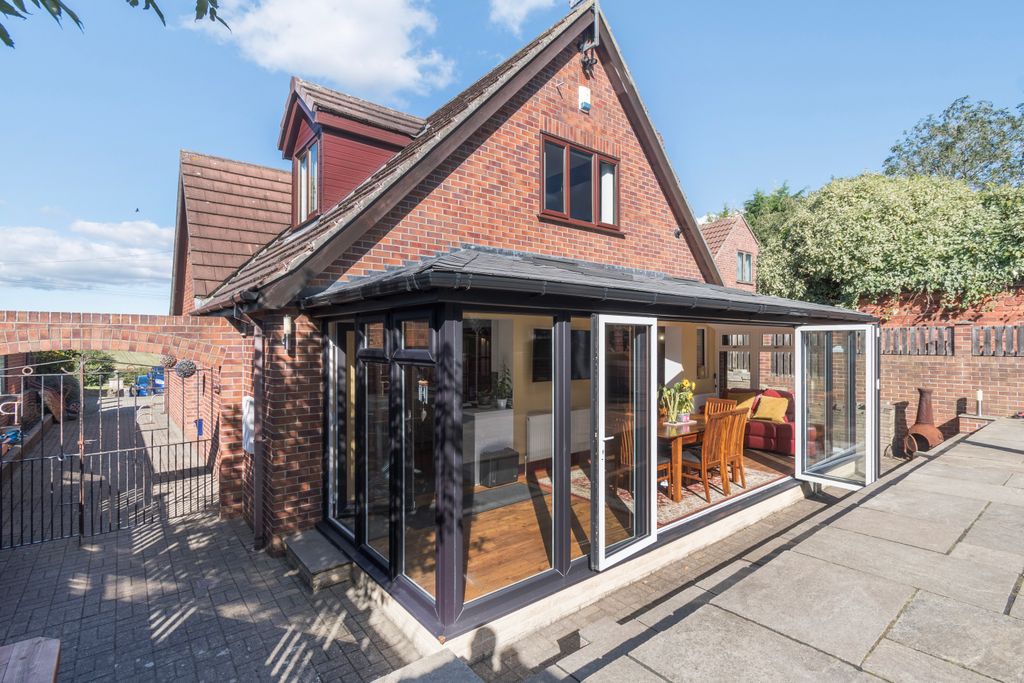 Additional image 2 of 4 bed detached house for saleKnottingley Road, Pontefract WF8
