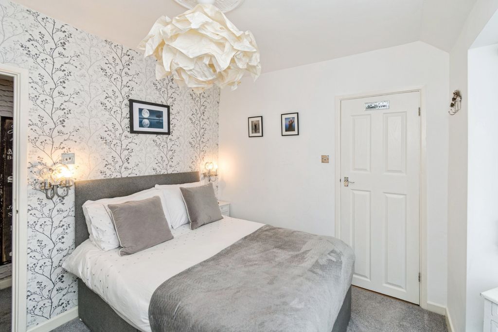 Additional image 15 of 1 bed flat for saleGosport Lane, Lyndhurst, Hampshire SO43