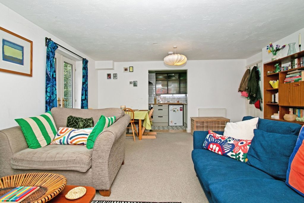 2 bed flat for saleCalver Close, Penryn, Cornwall TR10 photo 4