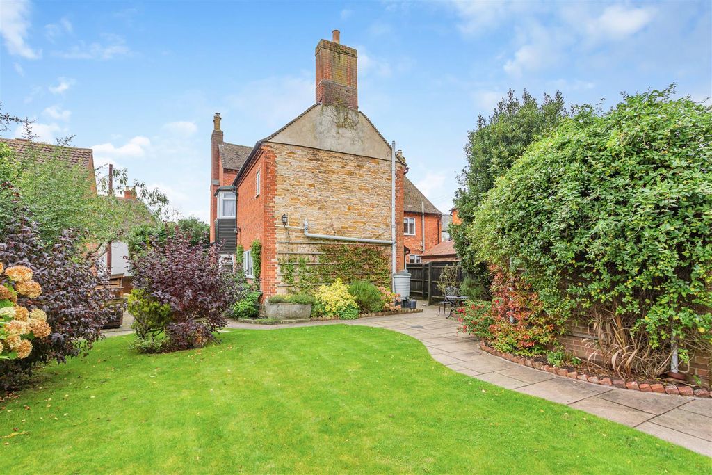 4 bed detached house for saleHigh Street, Newent GL18