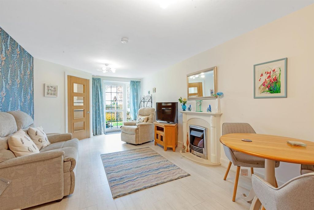 2 bed flat for sale301 High Street, Ongar CM5