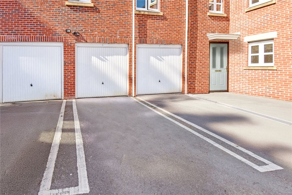 2 bed flat for saleMartlet Road, Minehead TA24 photo 3