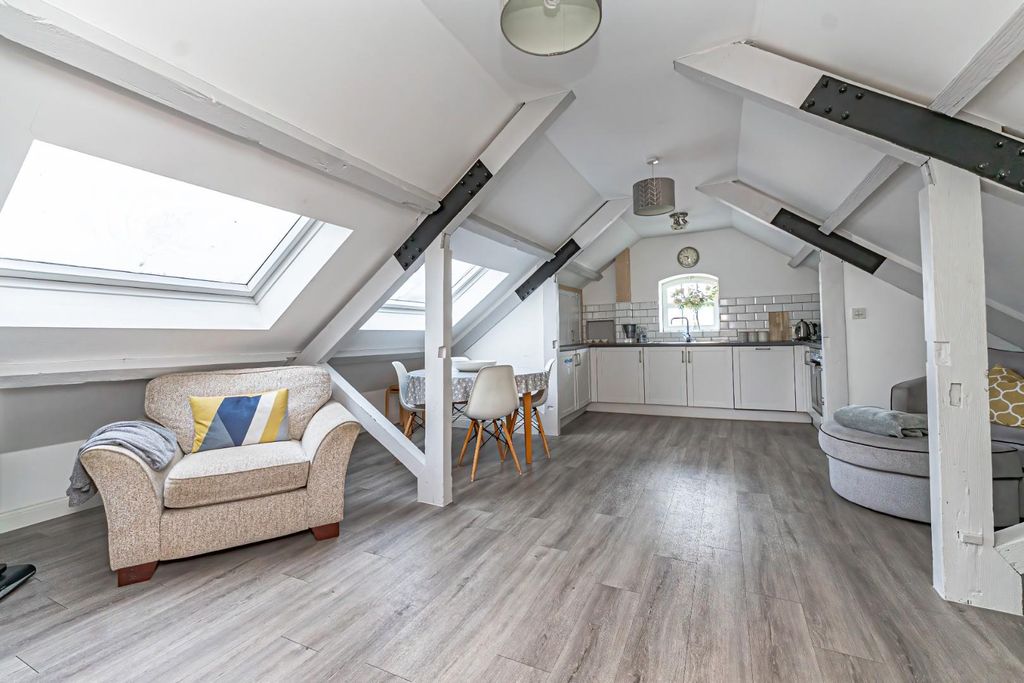 2 bed flat for saleOld Road, Leighton Buzzard LU7 photo 2