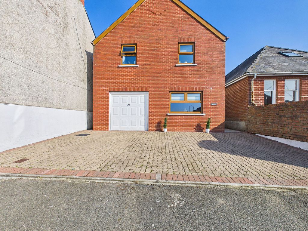 4 bed detached house for saleDewsland Street, Milford Haven SA73