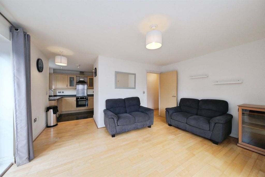 2 bed flat for saleManor Gardens Close, Loughborough LE11 photo 2