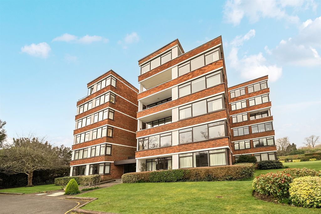 2 bed flat for saleRay Mead Road, Maidenhead SL6