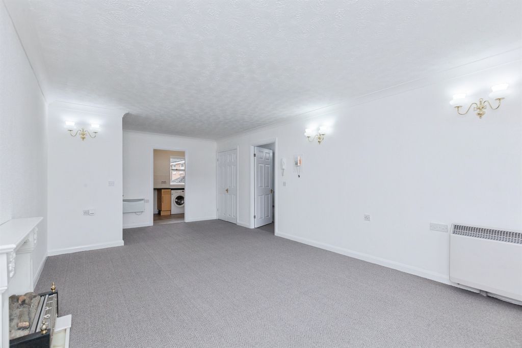 2 bed flat for saleWinterburn Gardens, Whetstone, Leicester LE8 photo 4