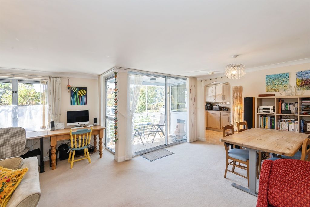 3 bed flat for saleTrinity Way, Minehead TA24 photo 4