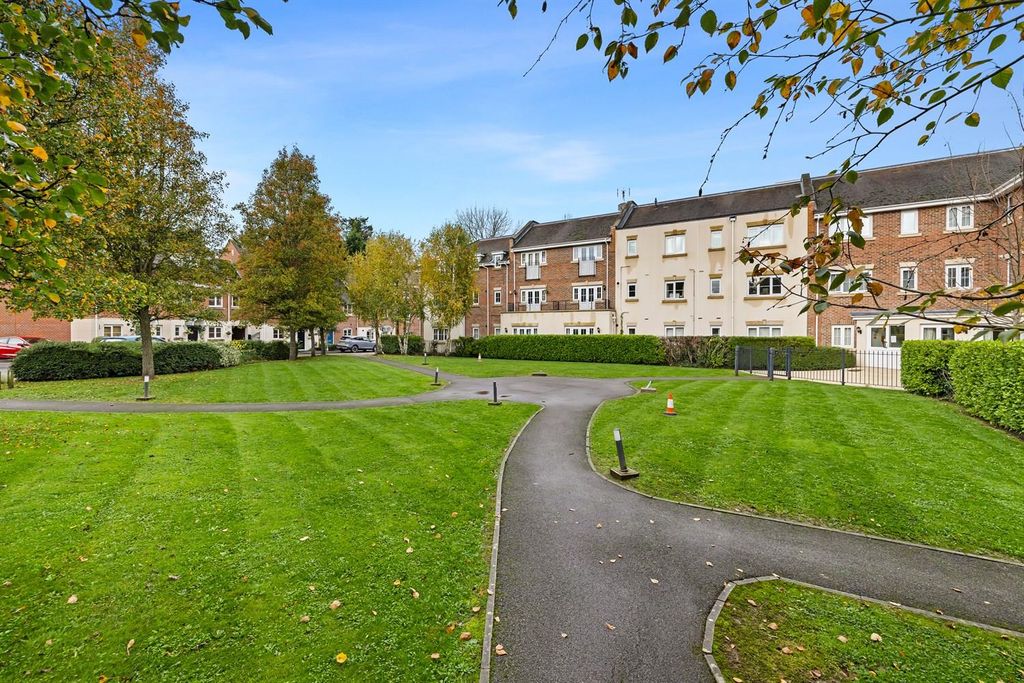 2 bed flat for saleSpiro Close, Pulborough RH20
