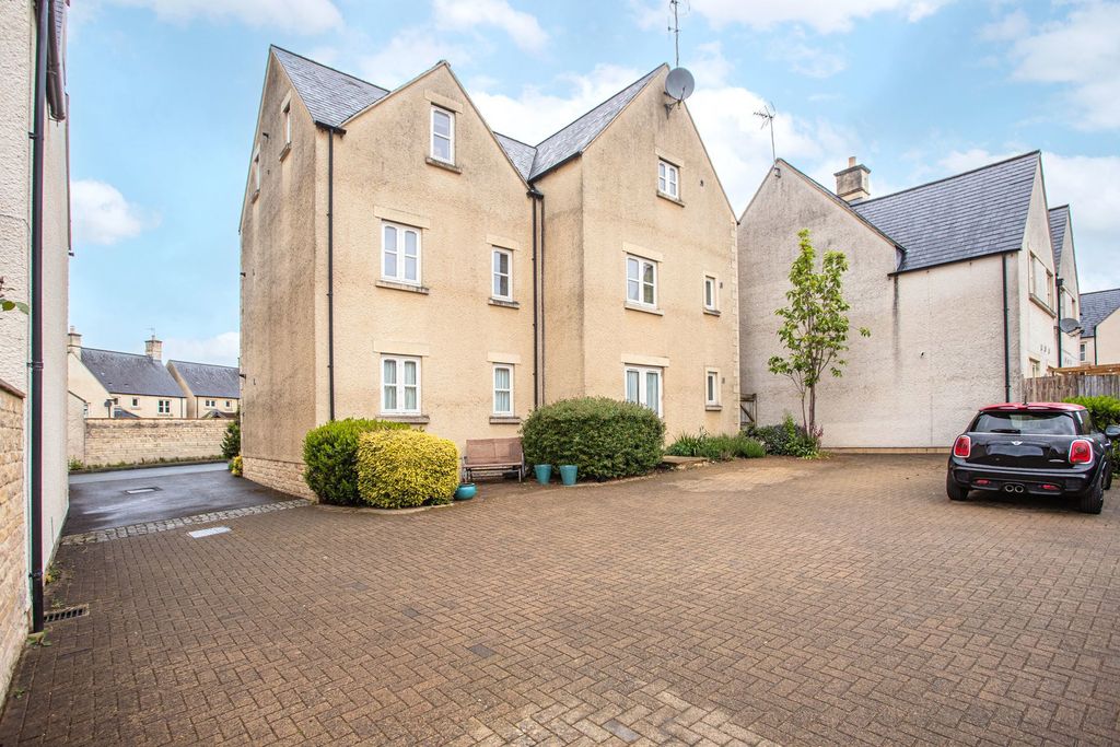 Additional image 10 of 2 bed flat for saleCornwall Close, Tetbury GL8