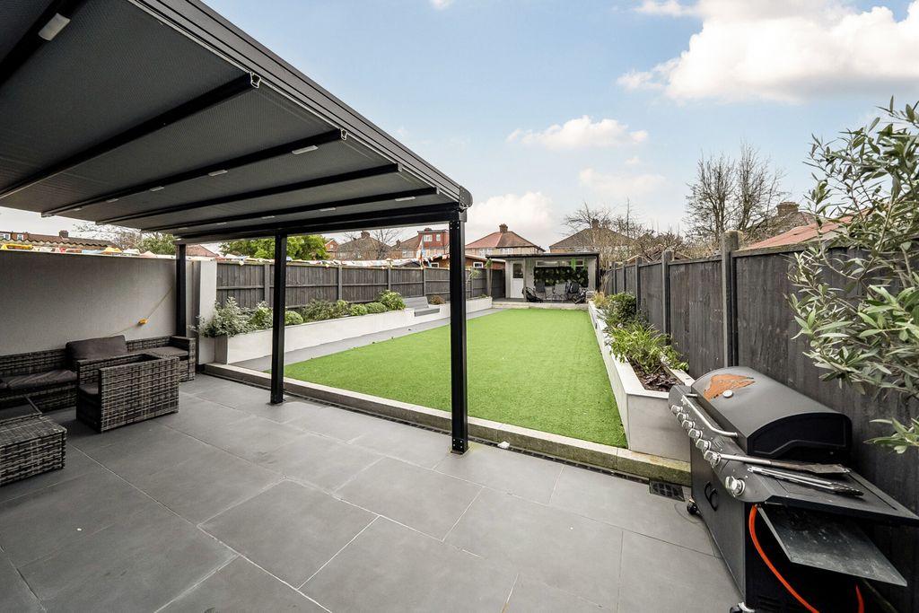 Additional image 4 of 6 bed semi-detached house for saleBriar Crescent, Northolt UB5