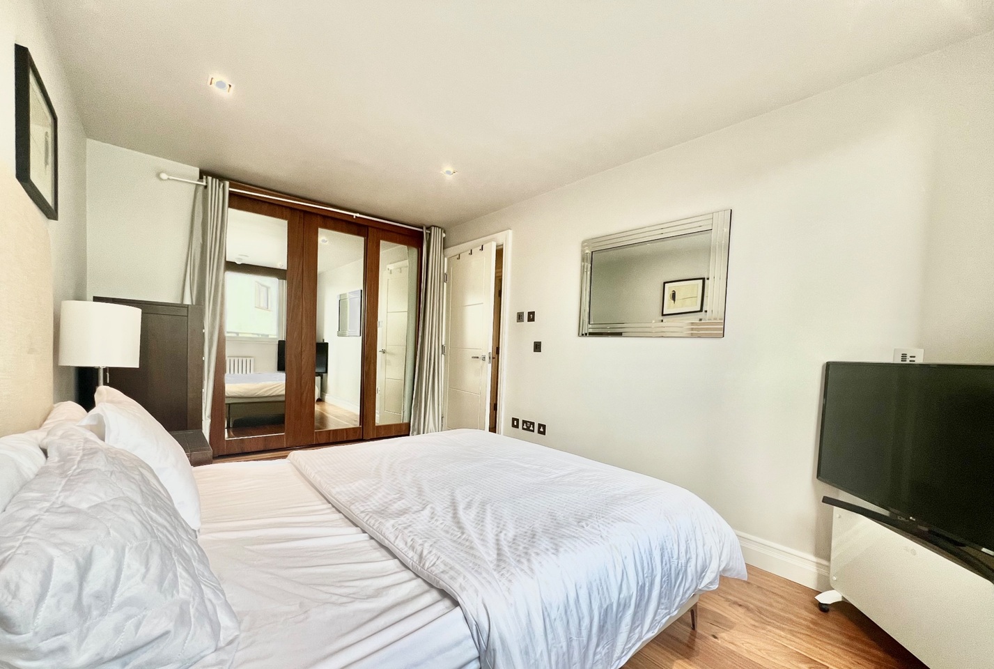 1 Bed Flat, Bridge Place, SW1V, N1 7GU photo 4
