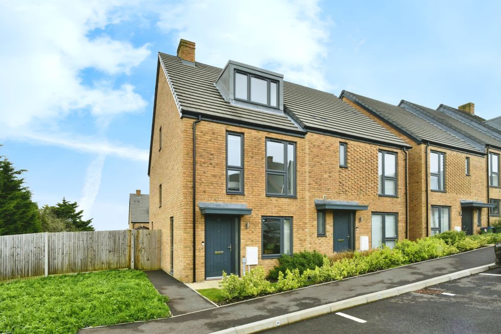 3 bed semi-detached house for saleCelandine Way, Newhaven BN9