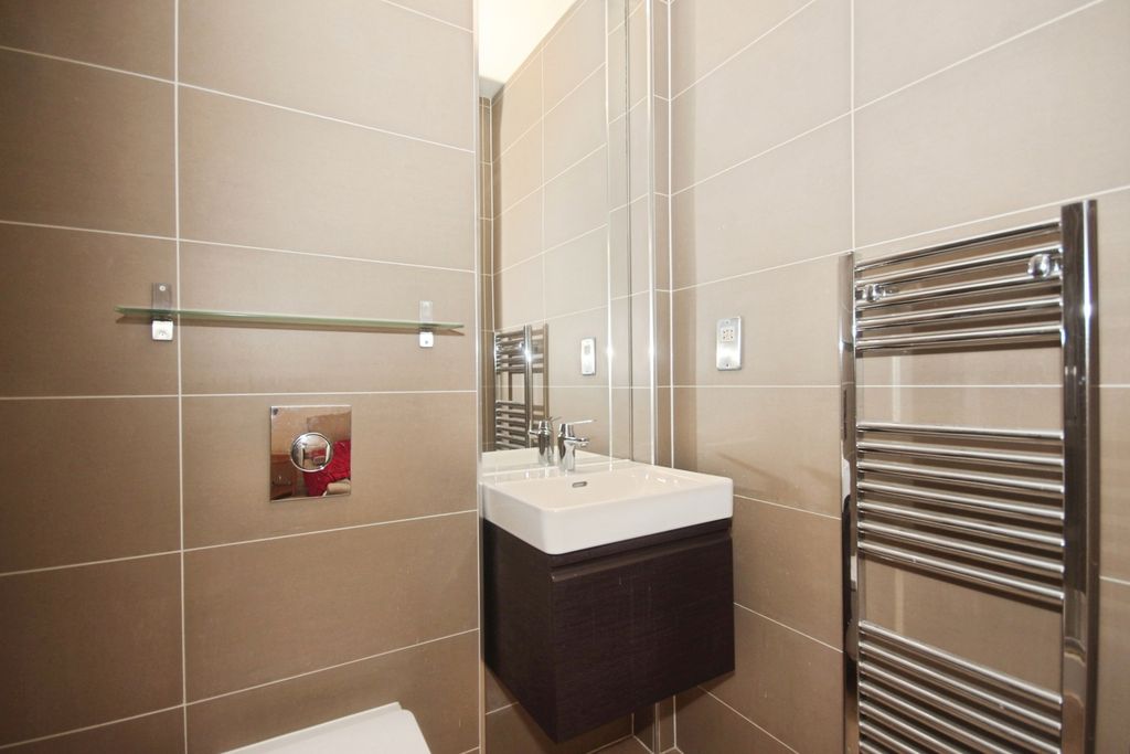 Additional image 10 of 2 bed flat for saleClarendon Avenue, Leamington Spa, Warwickshire CV32