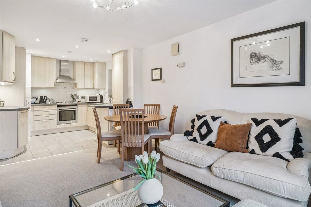 Additional image 3 of 2 bed flat for saleDedmere Road, Marlow, Buckinghamshire SL7