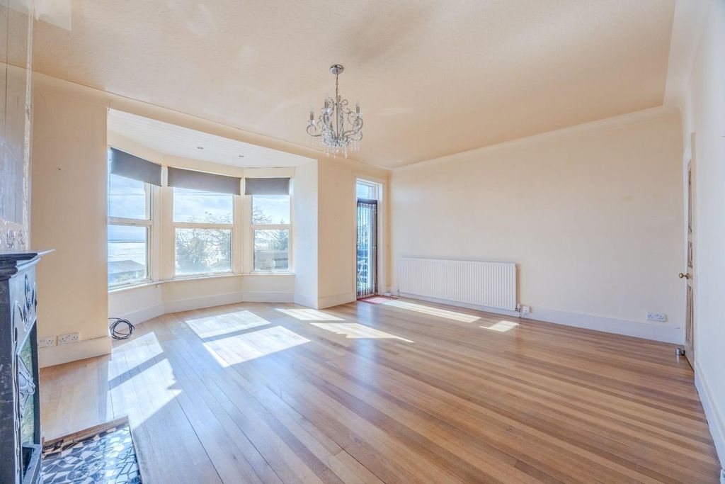 Additional image 9 of 3 bed flat for saleCliff Gardens, Leigh-On-Sea SS9