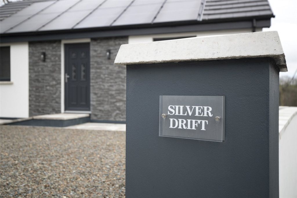 3 bed detached house for saleSilver Drift, Beach Hill, Milford Haven, Pembrokeshire SA73