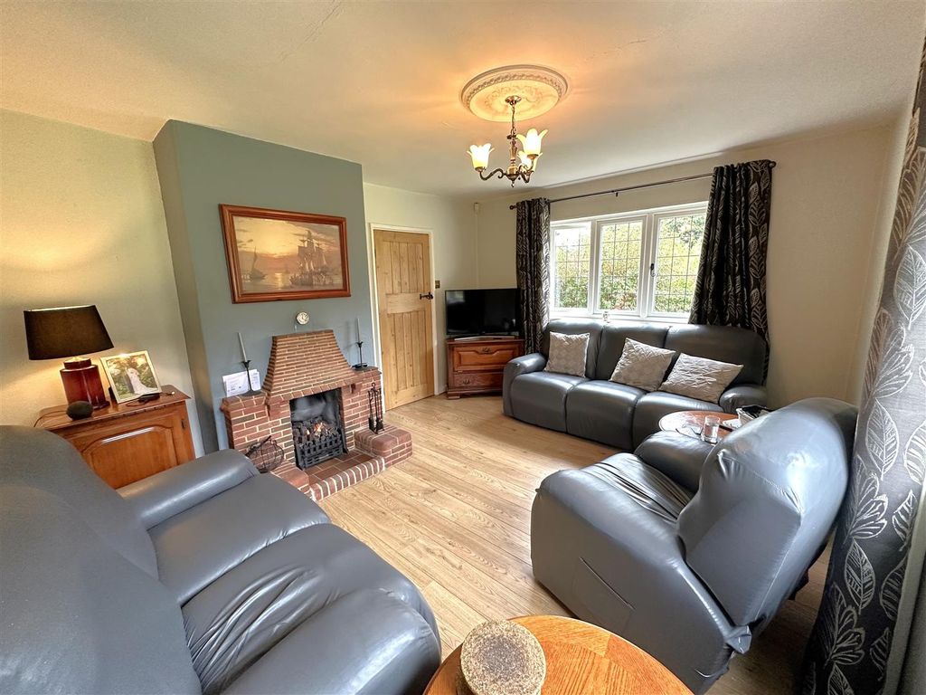 Additional image 2 of 3 bed detached house for saleThe Cottage, Beacon Hill Road, Newark NG24