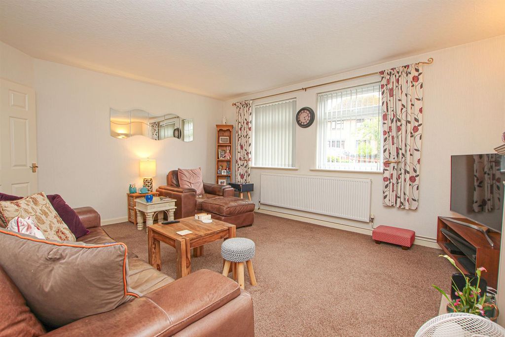 2 bed flat for saleFreshfields, Newmarket CB8 photo 3