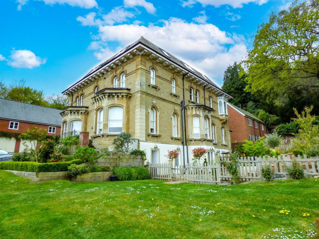 2 bed flat for saleBellmere Gardens, Malvern, Worcestershire WR14