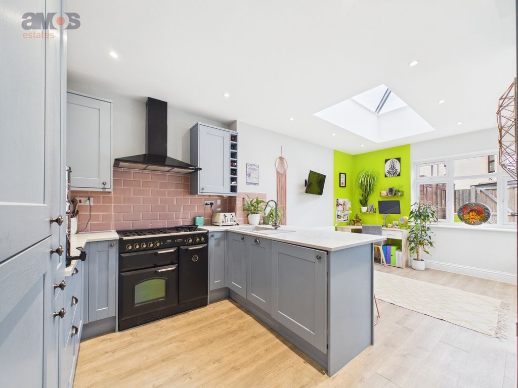 Additional image 8 of 2 bed flat for saleGrand Parade, Leigh-On-Sea SS9