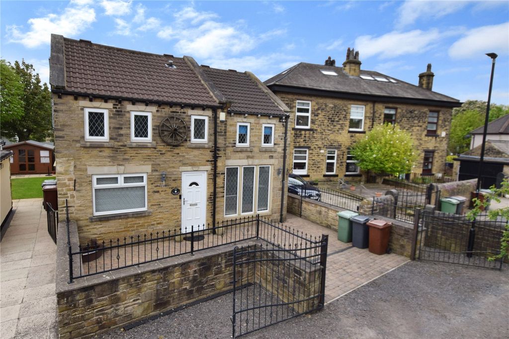 3 bed detached house for saleThe Coach House, Lane End Mount, Pudsey, West Yorkshire LS28