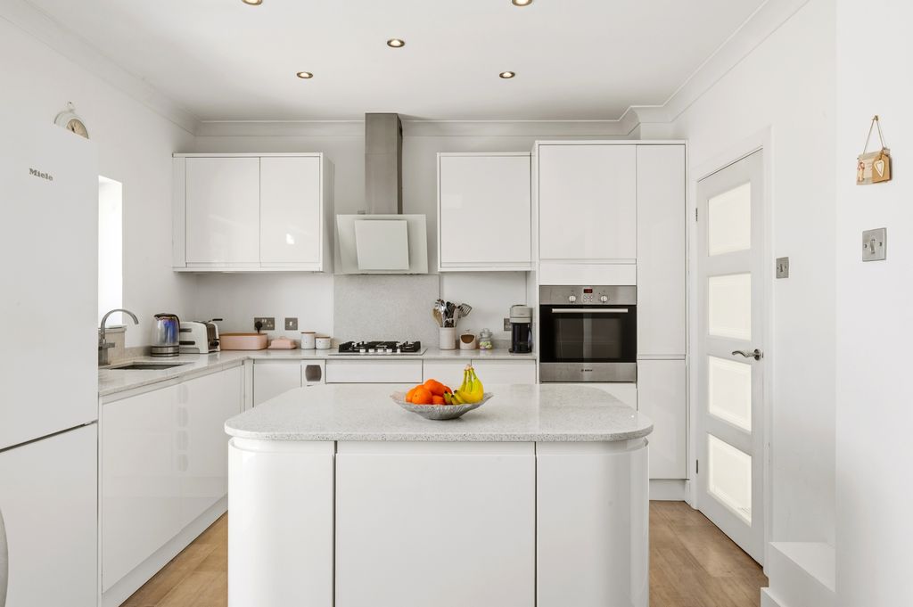 Additional image 21 of 4 bed semi-detached house for saleMonkleigh Road, Morden SM4