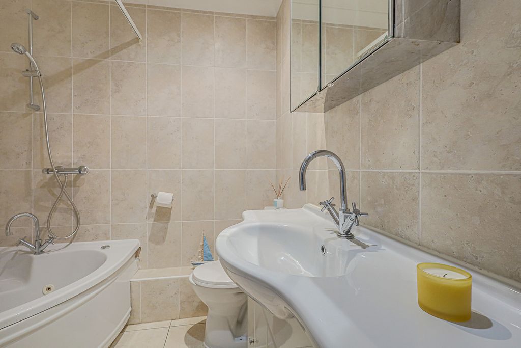Additional image 16 of 2 bed flat for saleGrand Parade, Leigh-On-Sea SS9